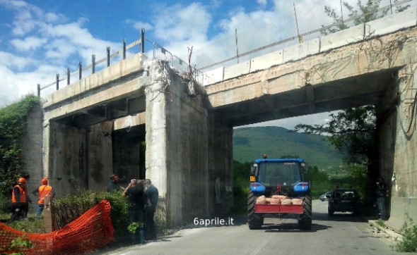 Il ponte a Scoppito. E' ben visibile la corsia demolita mesi fa.