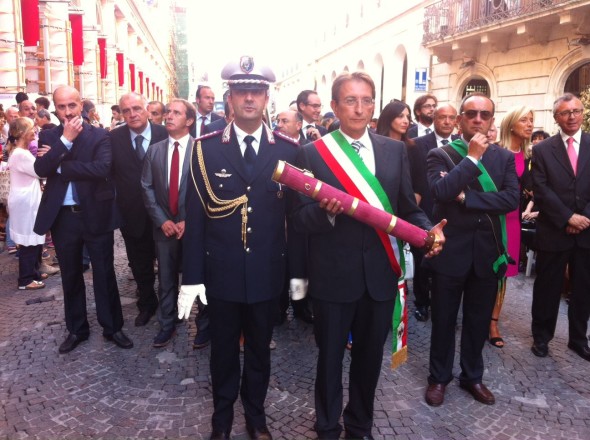 Il Sindaco con in mano la copia della bolla e il comandante dei Vigili Urbani Vendrame (foto: AquilaTv)