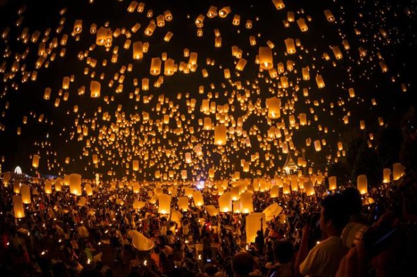 Migliaia di lanterne galleggiano nel cielo notturno in occasione del festival thailandese di Loi Krathong, il festival delle Luci, che si svolge durante la luna piena, nel mese di novembre. 