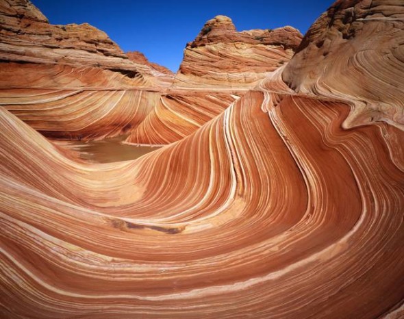 Una formazione arenaria che si trova nei pressi del confine tra Arizona e Utah. Le spettacolari linee ondulate sono formate dall'erosione di diversi strati di roccia.