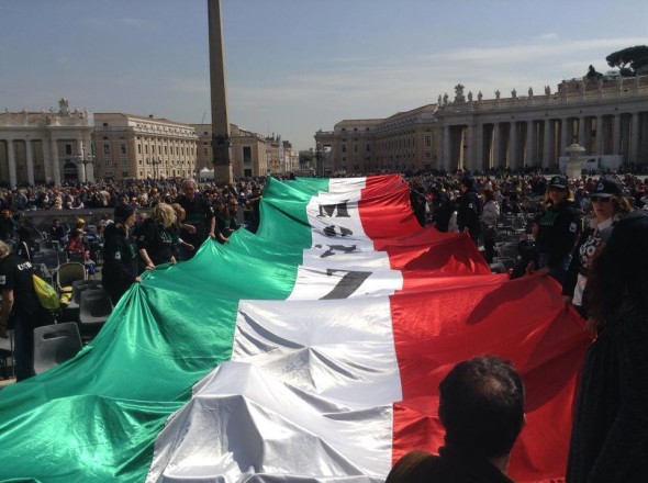 La bandiera 'Jemo nnanzi' a Piazza San Pietro