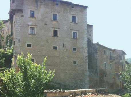Fontecchio (L'Aquila), palazzo dei Baroni Corvi