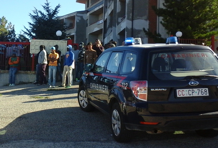Schiavi di Abruzzo (Chieti) - Carabinieri davanti al centro profughi