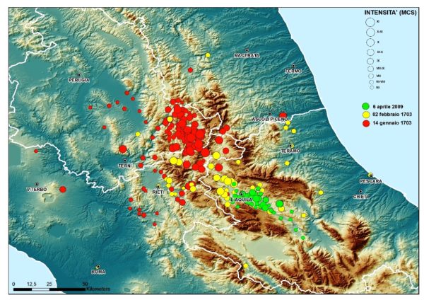 istribuzione degli effetti di danneggiamento dal VII MCS in su per i terremoti del 14 gennaio 1703 (cerchietti rossi), del 2 febbraio 1703 (cerchietti gialli) e del 6 aprile 2009 (cerchietti verdi).