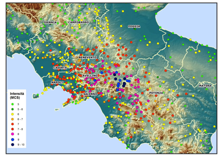 Distribuzione degli effetti prodotti dal terremoto del 1980. L’area di danneggiamento si estende per quasi tutto il territorio campano, in Basilicata e in Puglia (Fonte: DBMI11). I comuni classificati con intensità MCS ≥ 6 sono 422, la maggior parte dei quali (303) in Campania, 55 in Basilicata e i restanti in Puglia e Molise. Sono 6 i comuni con intensità MCS pari a 10, nelle province di Avellino e Salerno e 9 i comuni con intensità MCS pari a 9 in provincia di Avellino.