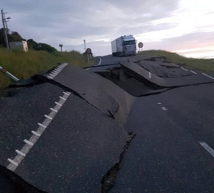 La Nuova Zelanda è colpita da forti e frequenti sismi a causa della sua posizione sulla crosta terrestre. Si trova infatti lungo la linea in cui la placca australiana e quella del Pacifico si scontrano, spingendo una contro l'altra