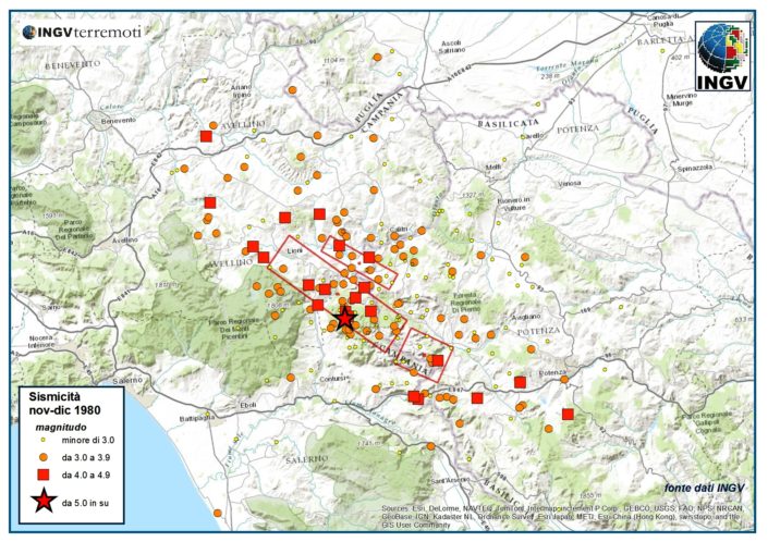 Il grafico sotto mostra i tempi di comunicazione dei dati sui terremoti dalla sala di monitoraggio dell’INGV: il 90% dei dati viene elaborato e diffuso tra i 5 e i 20 minuti dopo ogni terremoto (il protocollo con il Dipartimento della Protezione Civile prevede due comunicazioni preliminari a 2 e 5 minuti e la comunicazione definitiva entro 30 minuti). In questo modo l’area epicentrale è subito nota e le operazioni di soccorso possono essere avviate molto rapidamente. Nel giro di pochi minuti l’INGV produce anche le mappe di scuotimento atteso (le cosiddette shake maps) che identificano ancora più precisamente cosa potrebbe essere accaduto nella zona colpita dal terremoto. I dati definitivi della localizzazione del terremoto vengono inviati anche via Twitter da @INGVterremoti.