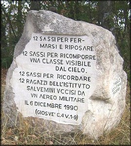 La stele che ricorda la strage del 6 dicembre 1990 e i 12 studenti dell'Istituto salvemini, vittime dell'incidente 